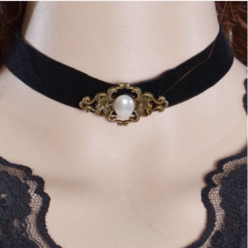 VELVET GOTHIC / VICTORIAN STYLE CHOKER